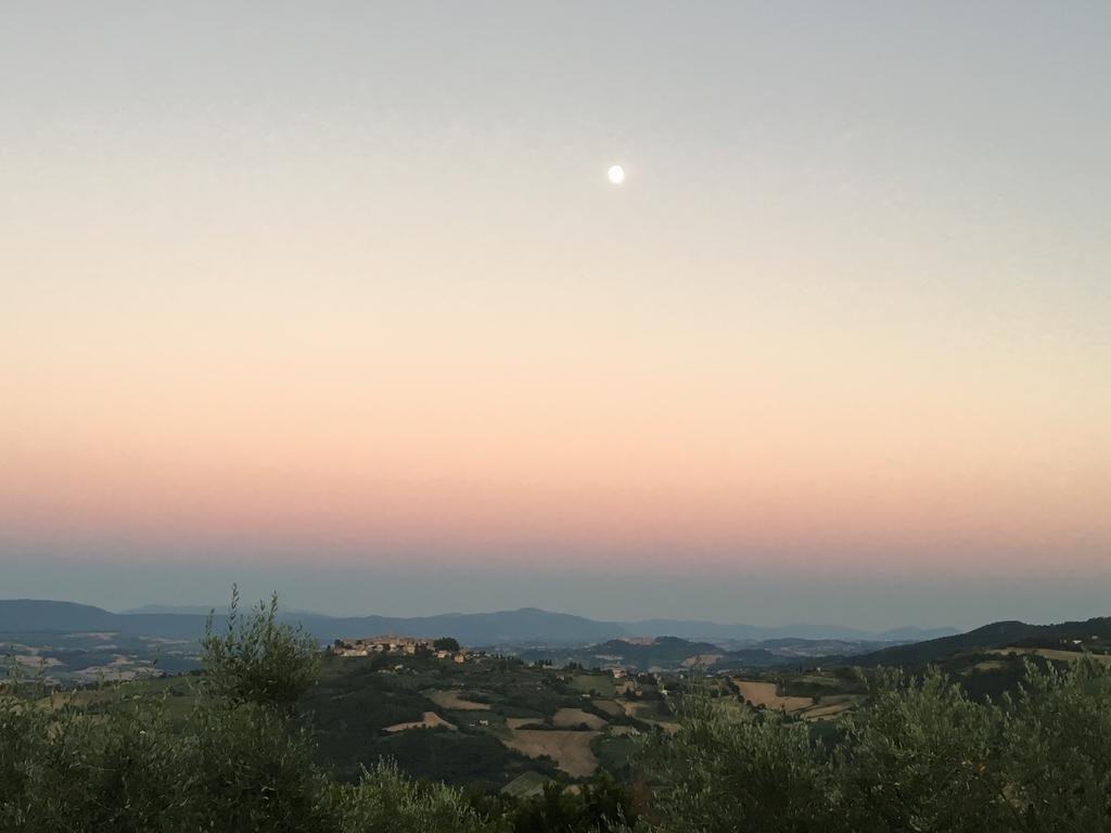 La Luna Di Mezzanotte Fratta Todina Bagian luar foto